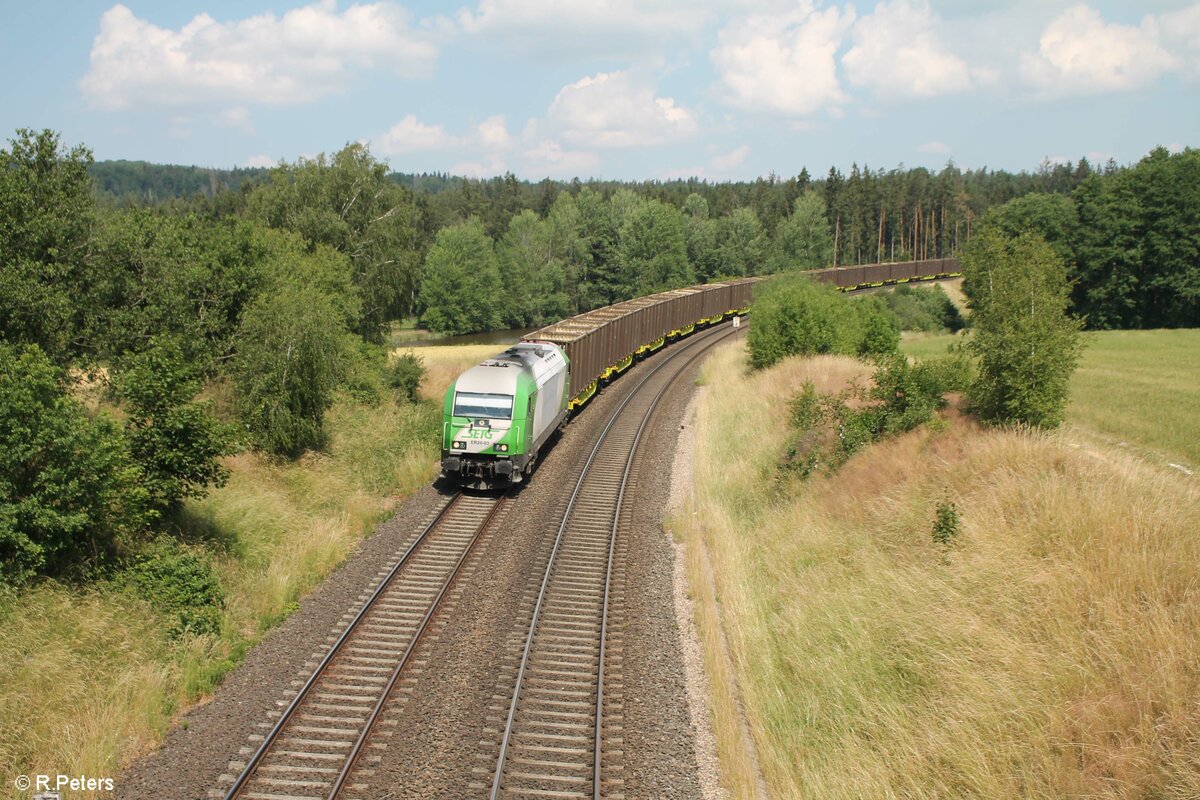 ER20 03 mit dem leeren Hackschnitzelzug nach Wiesau bei Oberteich. 23.06.22