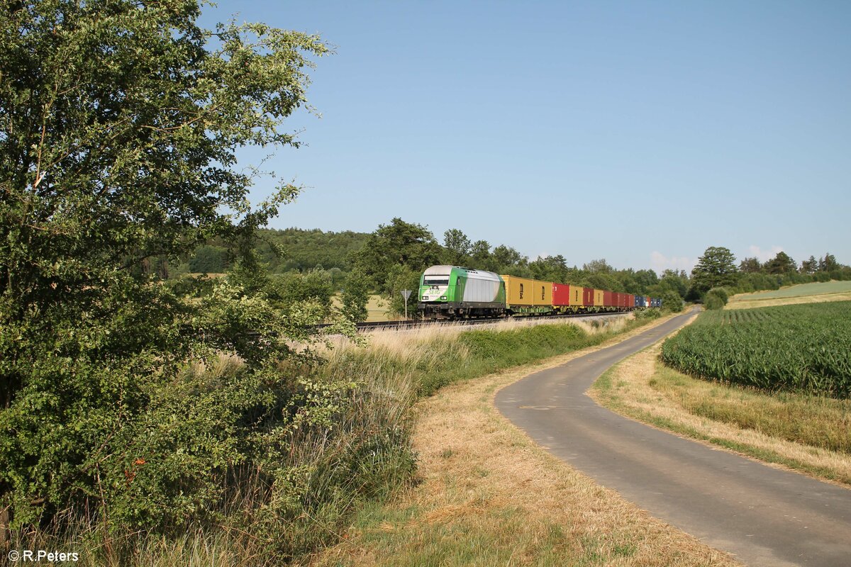 ER20-03 mit dem Wiesau Containerzug Richtung Norden bei Lengenfeld. 27.06.22