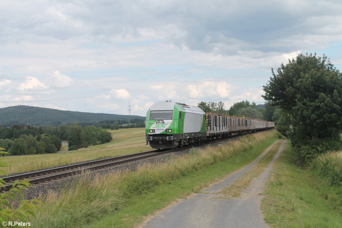 ER20-03 zieht bei Brand bei Marktredwitz den Cheb - Regensburg Holzzug. 12.07.20