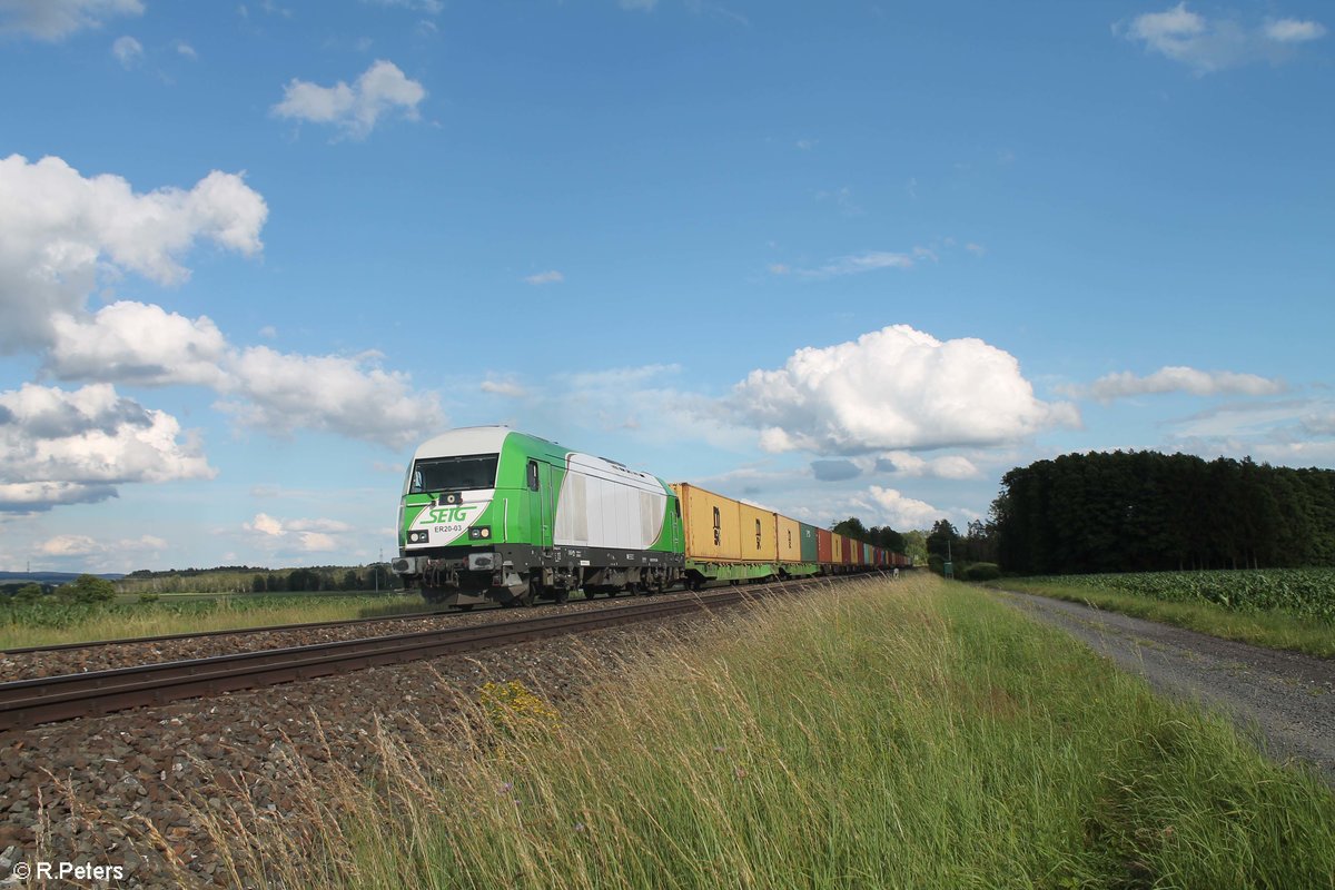 ER20-03 zieht bei Oberteich den Wiesau Containerzug nach Hof. 02.07.20