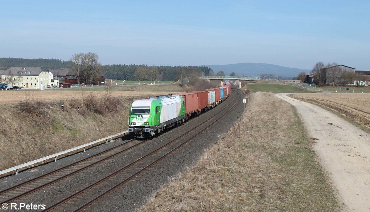 ER20 03 zieht mit dem Wiesau Containerzug nach Wiesau bei Neudes gen Süden. 23.03.19