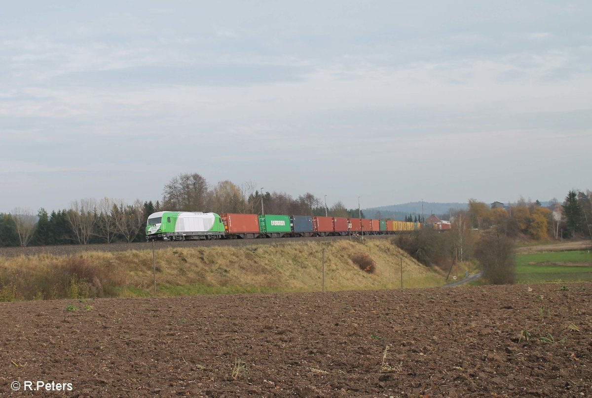 ER20-03 zieht den Wiesau Containerzug von Wiesau nach Hof durch Pechbrunn. 04.11.17