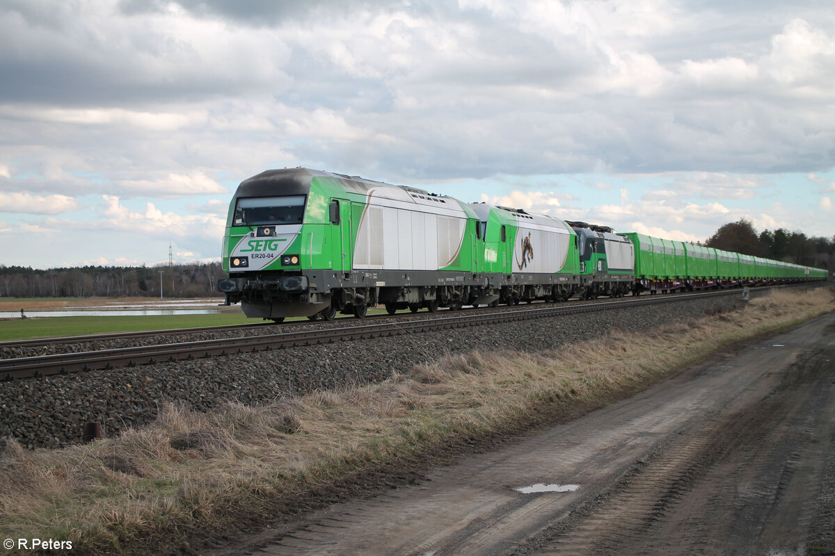 ER20 04 + ER20 05  Salamander  + ELL 193 950 mit nagelneue Railrelease und nagelneue Hackschnitzelboxen bei Oberteich auf dem Weg nach Cheb. 25.02.24