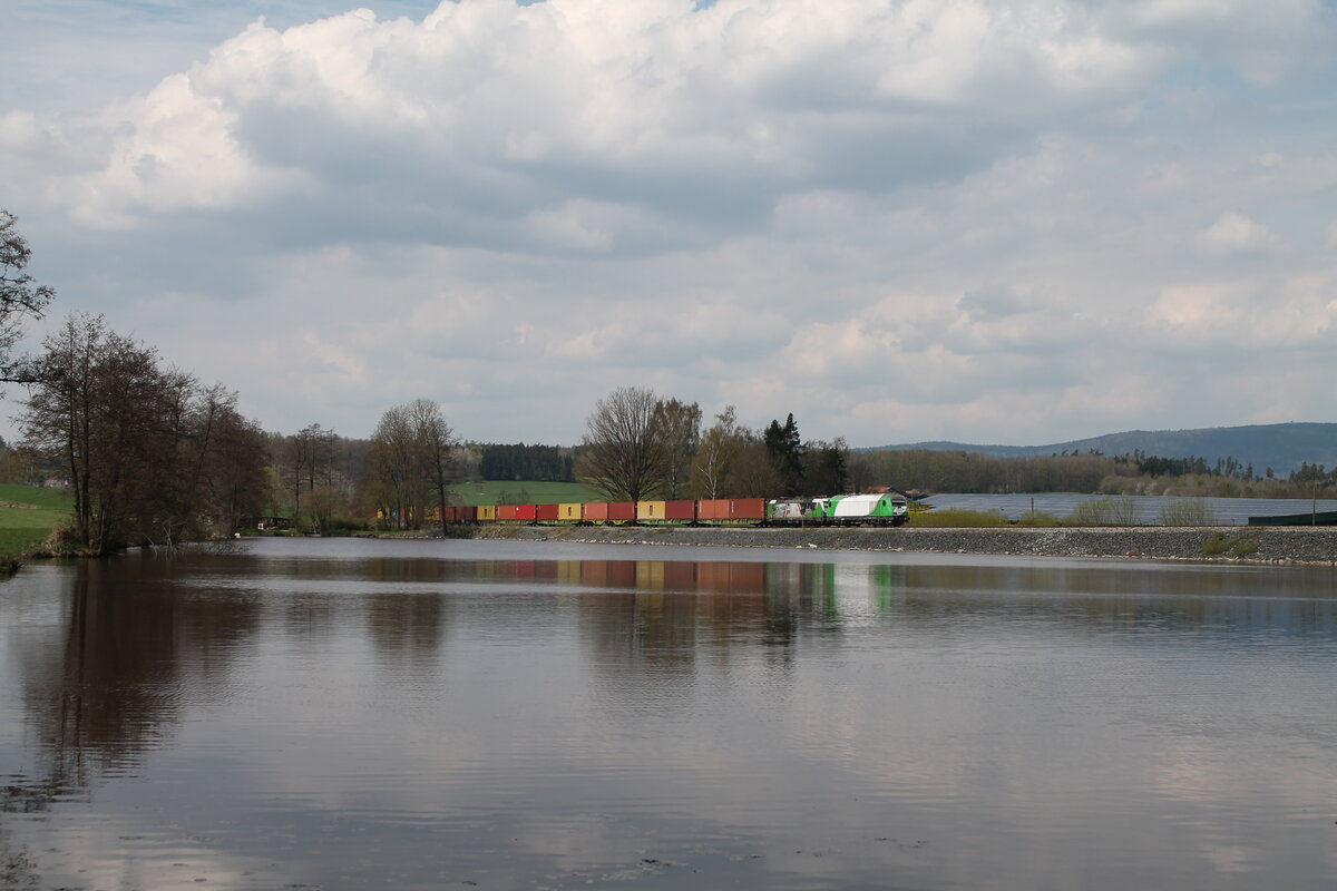 ER20 04 und 193 219  Stille Nacht  mit dem Wiesau Containerzug am Rechenweiher in Richtung Norden. 30.04.22