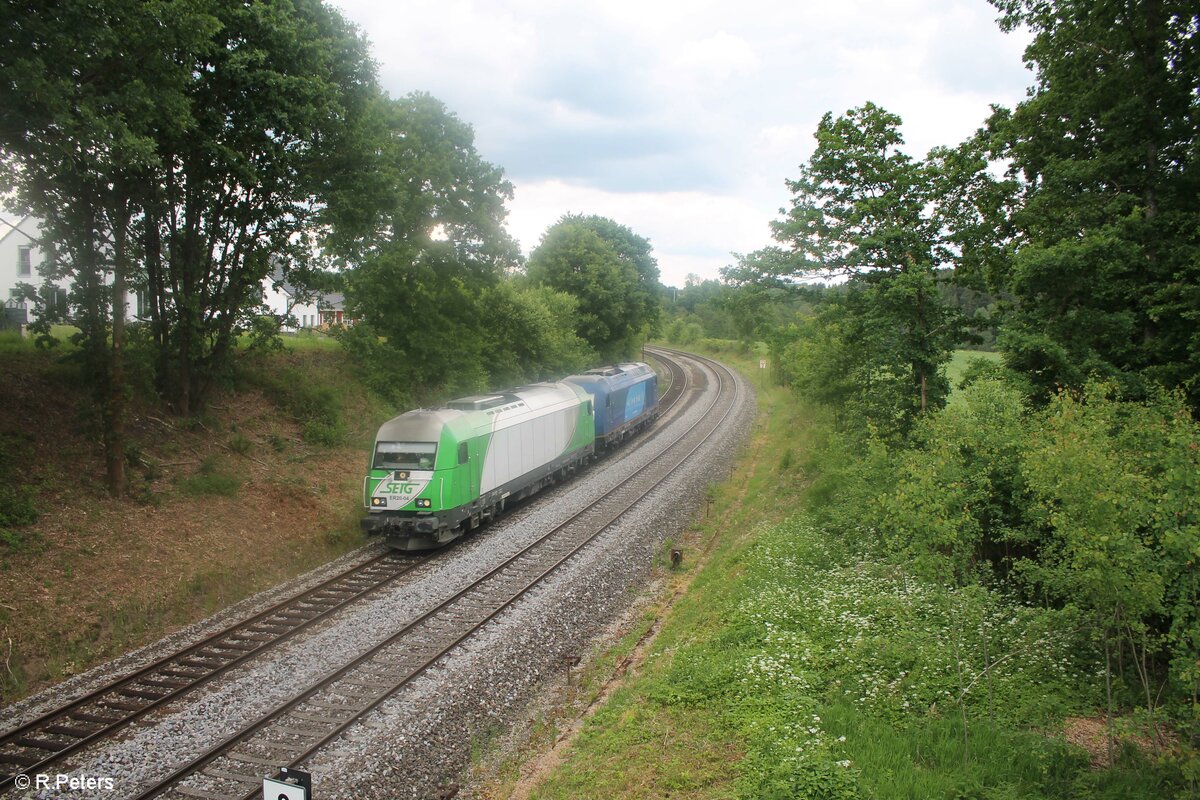 ER20-04 und 223 010 auf der Überführungsfahrt von Wiesau nach Regensburg bei Reuth bei Erbendorf. 10.06.22