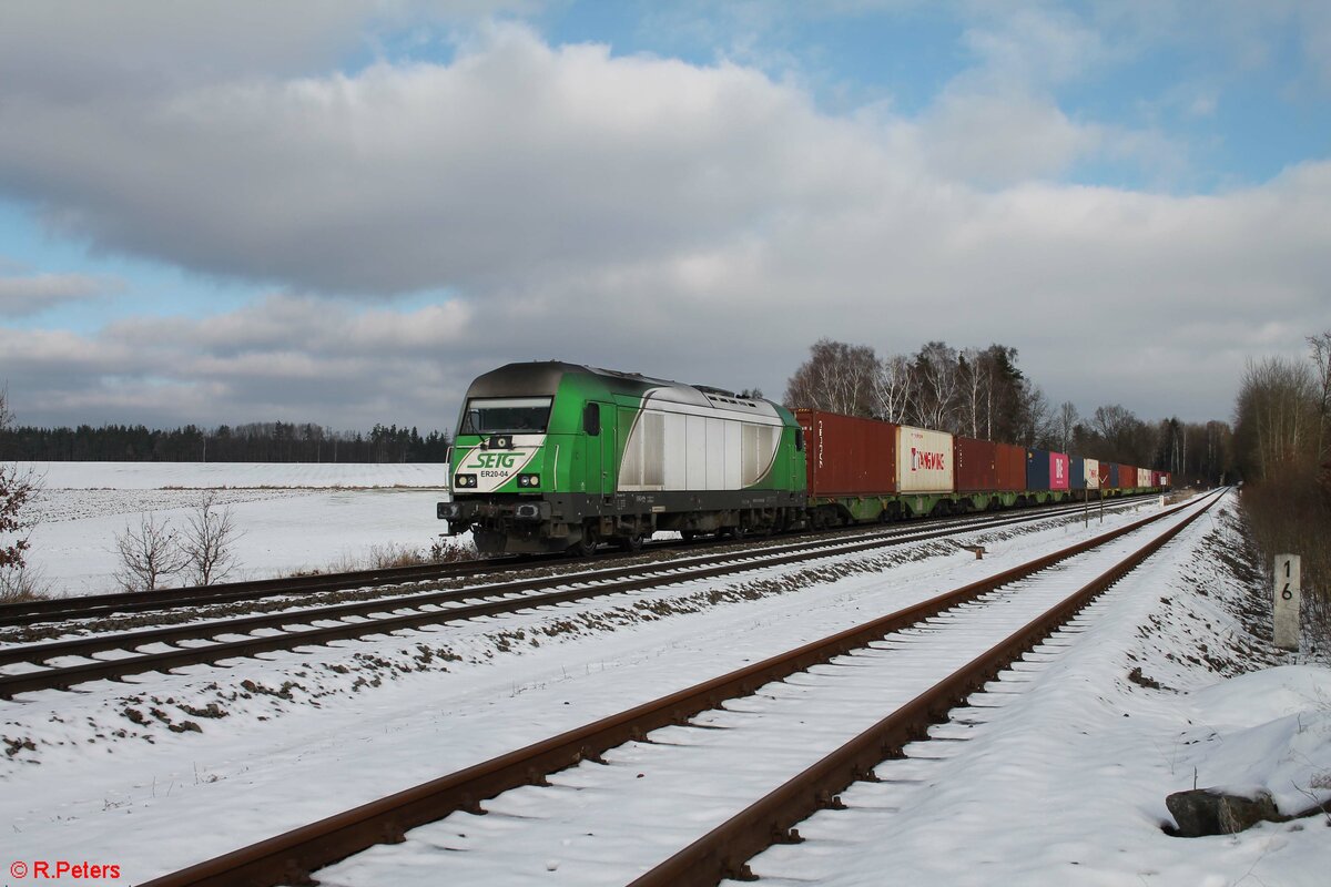 ER20-04 mit dem Wiesau Containerzug bei Schönfeld. 15.01.22