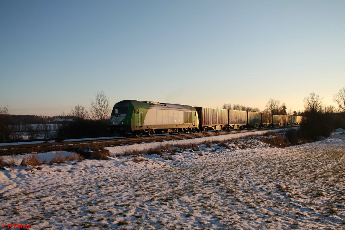 ER20-04 mit dem Wiesau Containerzug nach Hamburg kurz nach Abfahrt aus Wiesau bei Schönfeld. 15.01.22