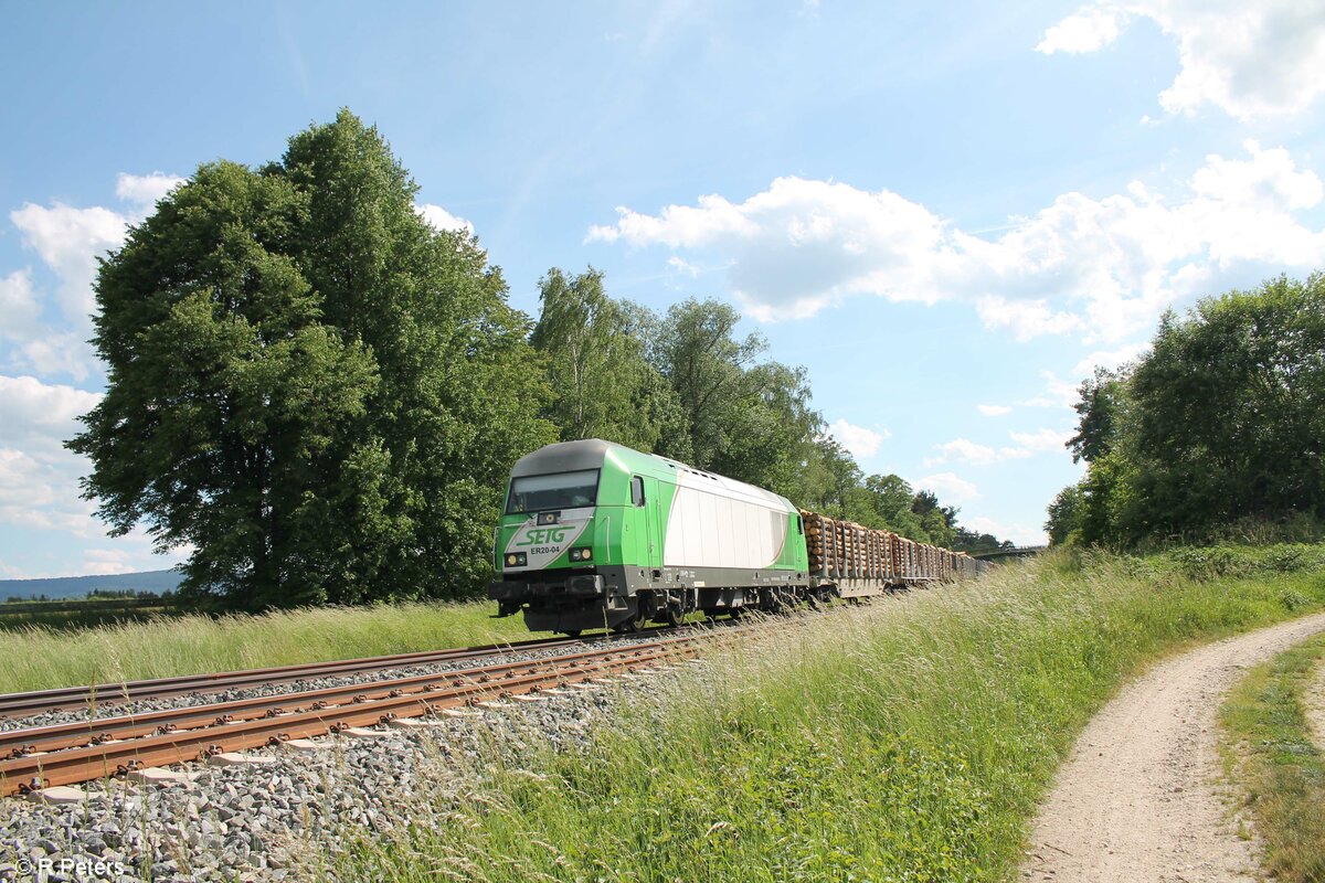 ER20 04 mit einem Rundholzzug aus Nürnberg Langwasser nach Wiesau bei Waldershof. 12.06.22