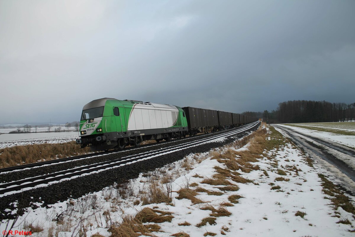 ER20-04 zieht bei Oberteich den Hackschnitzelzug in Richtung Hof. 17.01.21