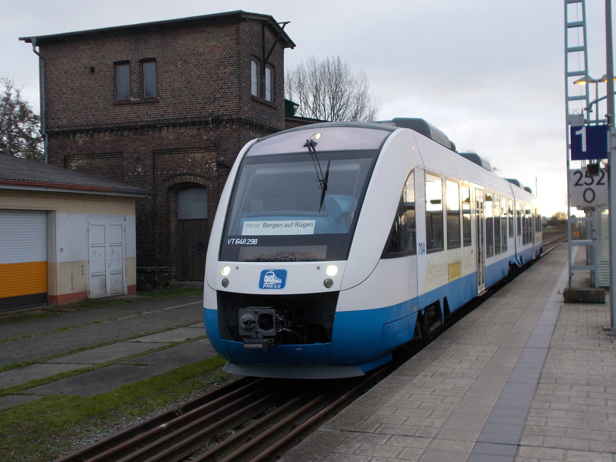 Ersatz fr den Ersatz.Nachdem die IntEgro 223 152,mit einem Steuerwagen,einige Wochen fr den Stammtriebwagen,VT650 032,eingesprungen war,hat die PRESS den ehemaligen OLA 704 angemietet.Am 02.November 2017 stand der 648 298 in Bergen/Rgen.