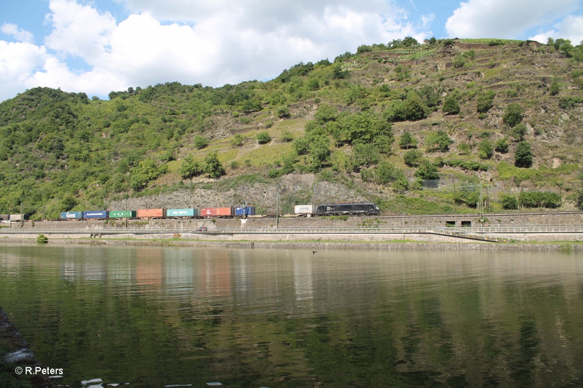 ES 63 F4 - 287 zieht bei St. Goarshausen ein Wechselpritschenzug und erreicht gleich den Loreley Tunnel. 16.07.14