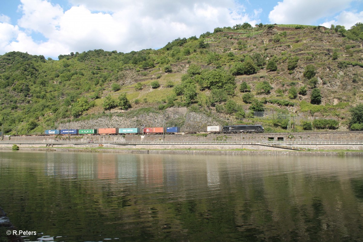 ES 63 F4 - 287 zieht bei St. Goarshausen ein Wechselpritschenzug und erreicht gleich den Loreley Tunnel. 16.07.14