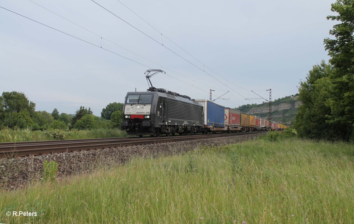 ES 64 F4 036 zieht kurz vor Thüngersheim eine Arcese/Northegger Wechselpritschenzug. 02.06.15