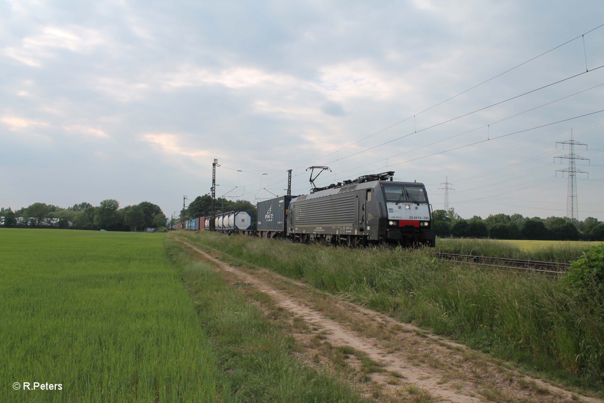 ES 64 F4 090 zieht bei der Netztrennstelle Bischofsheim einen Wechselpritschenzug. 22.05.15