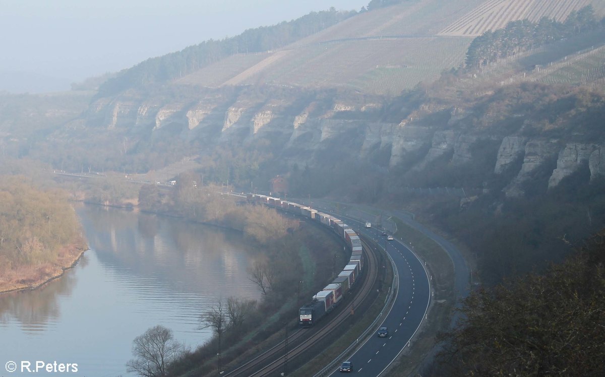 ES 64 F4 286 zieht mit einem Wechselpritschen Arcese zwischen Karlstadt und Himmelstadt durchs Maintal. 16.03.17