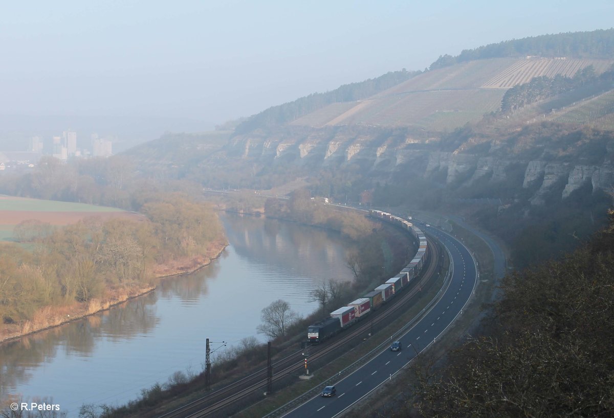 ES 64 F4 286 zieht mit einem Wechselpritschen Arcese zwischen Karlstadt und Himmelstadt durchs Maintal. 16.03.17