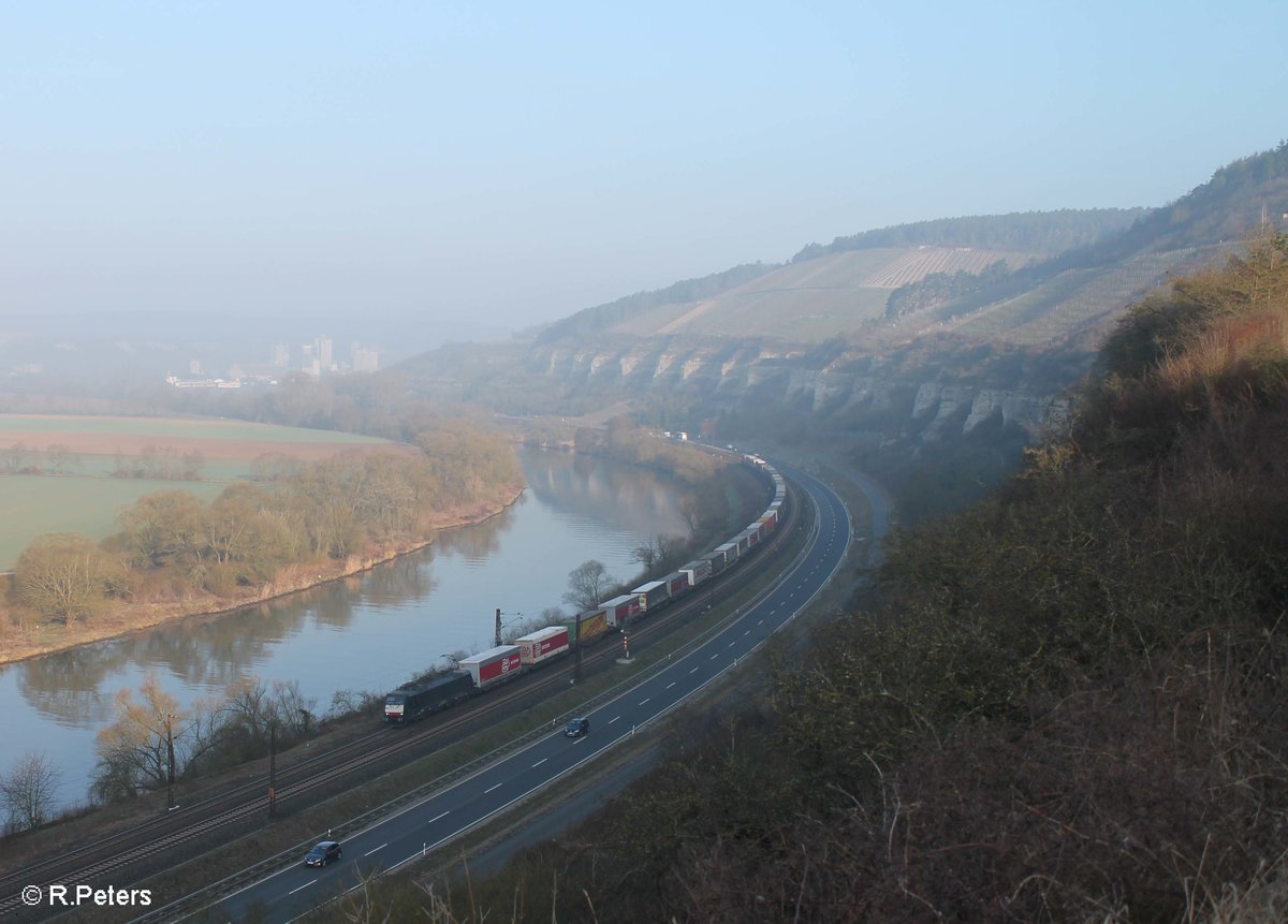 ES 64 F4 286 zieht mit einem Wechselpritschen Arcese zwischen Karlstadt und Himmelstadt durchs Maintal. 16.03.17