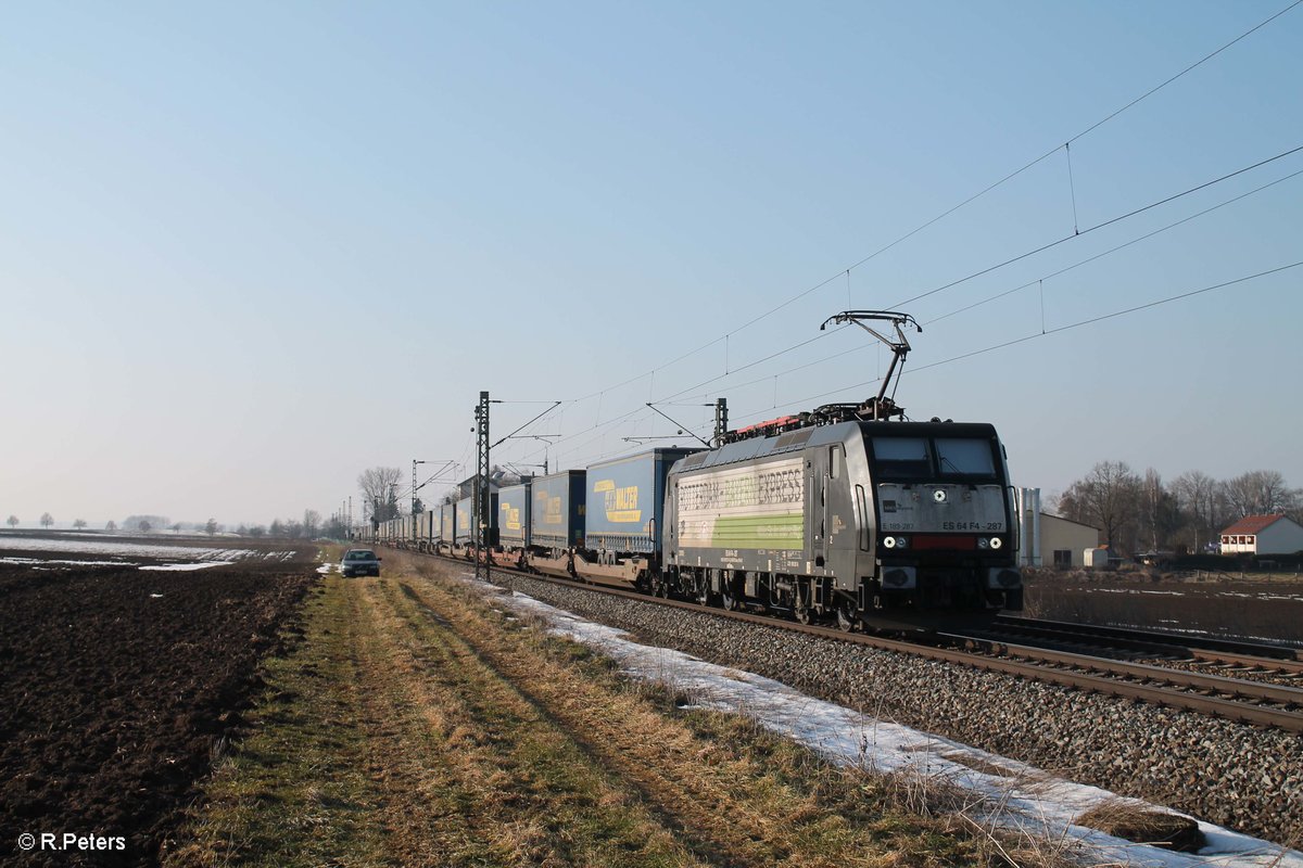 ES 64 F4 287  Rotterdam - Bayern - Express  zieht ein Wechselpritschen LKW-Walter bei Moosham. 11.02.17