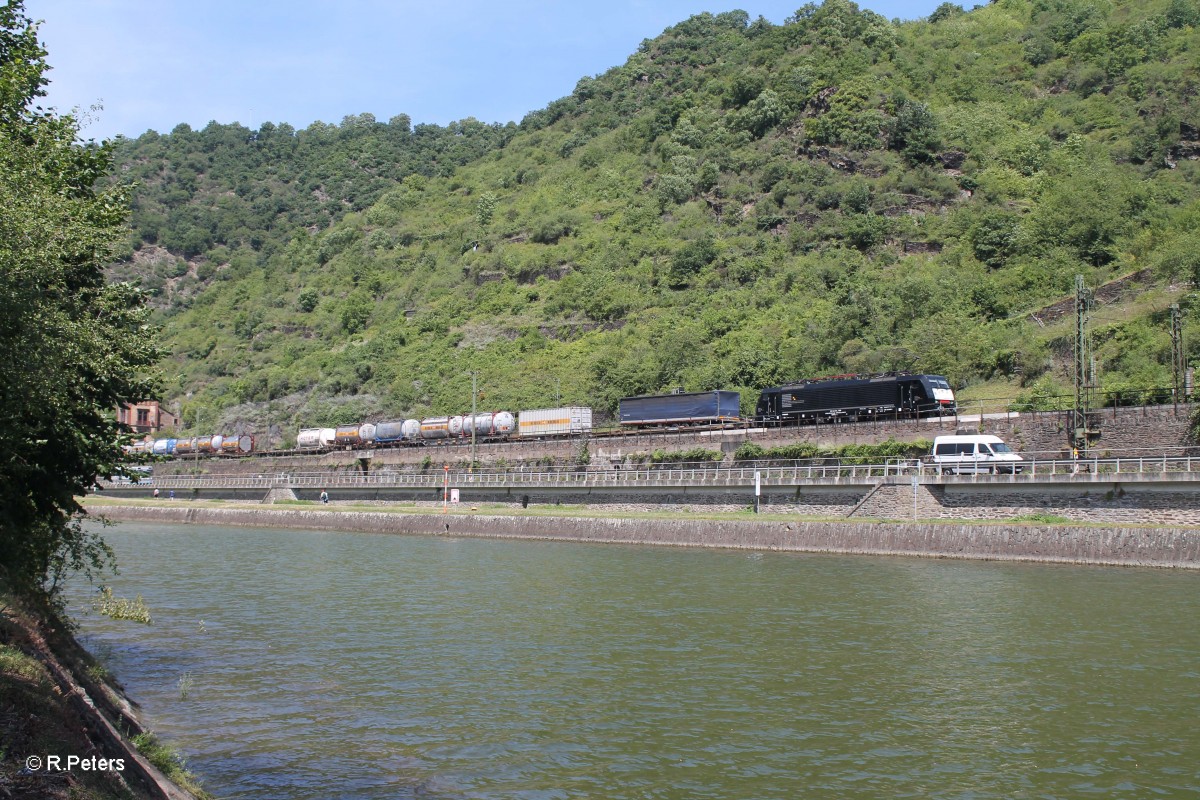 ES 64 F4- 288 hat St. Goarshausen mit einem Wechselpritschen/Sattelauflieger Zug verlassen und wird gleich in den Loreley Tunnel einfahren. 18.07.14