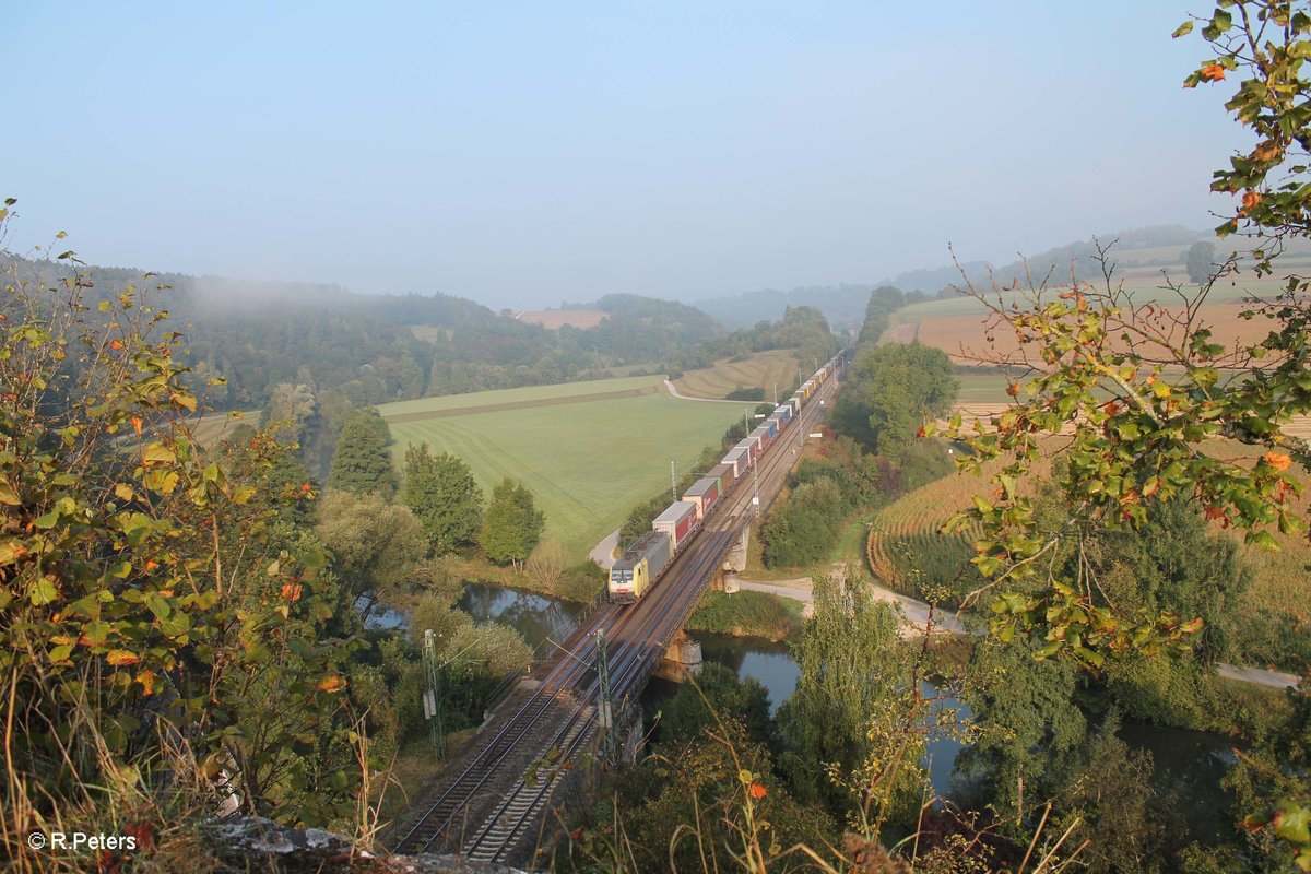 ES 64 F4 - 909 zieht bei Dollnstein den GBS 43109 Richtung München. 24.09.16