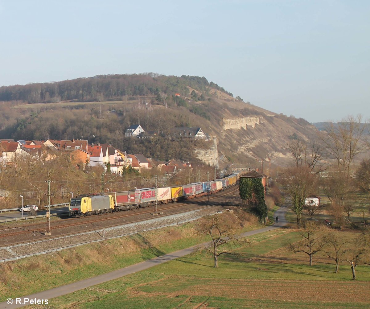 ES 64 F4 930 RT zieht einen Wechselpritschenzug durch Retzbach-Zellingen. 16.03.17