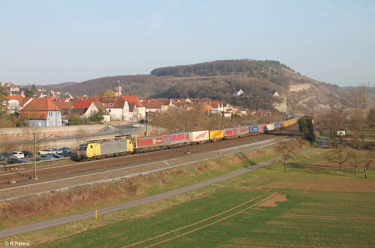 ES 64 F4 930 RT zieht einen Wechselpritschenzug durch Retzbach-Zellingen. 16.03.17