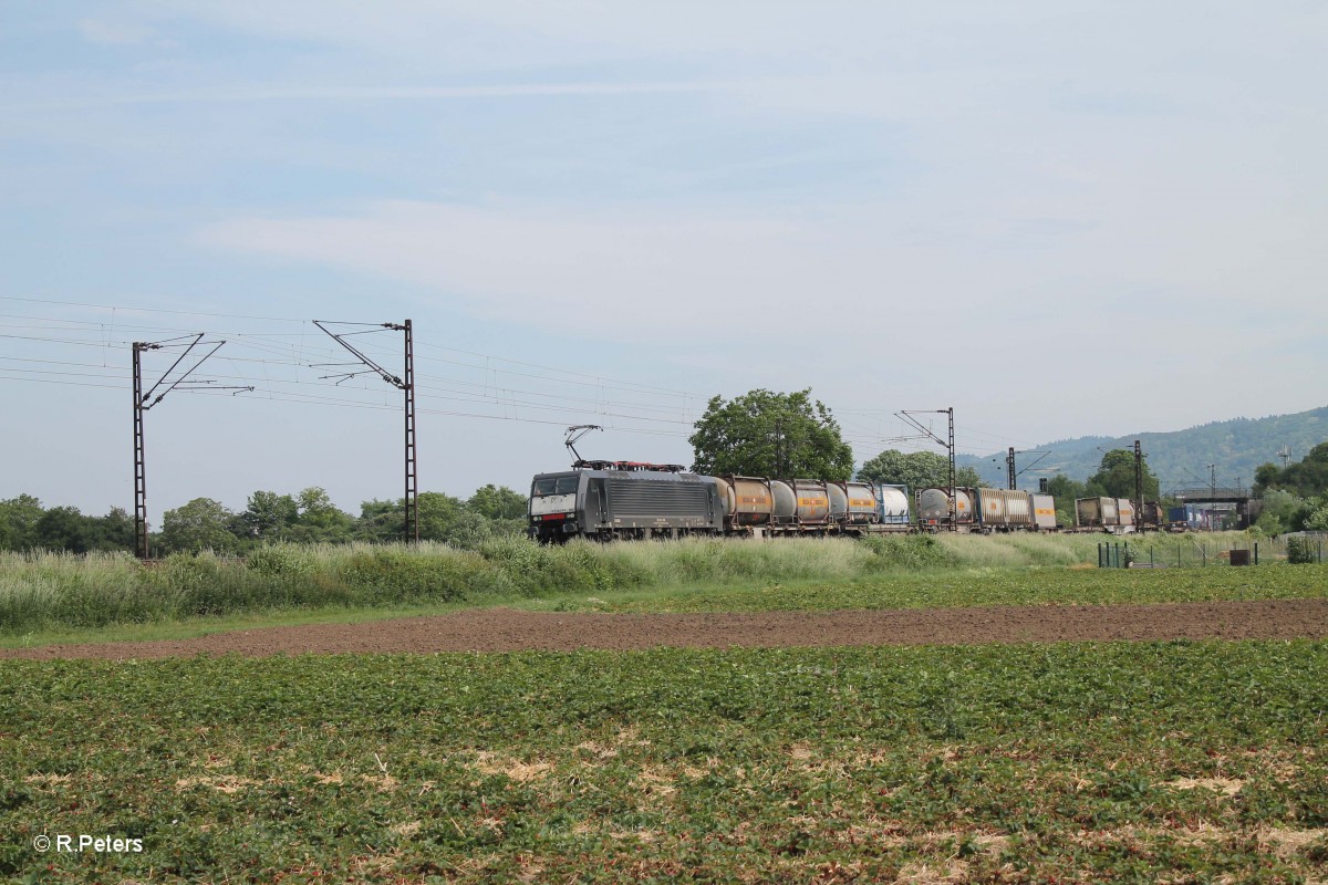 ES 64 F4 996 verlässt Weinheim (Bergstrasse) in Richtung Mannheim/Heidelberg). 28.05.15