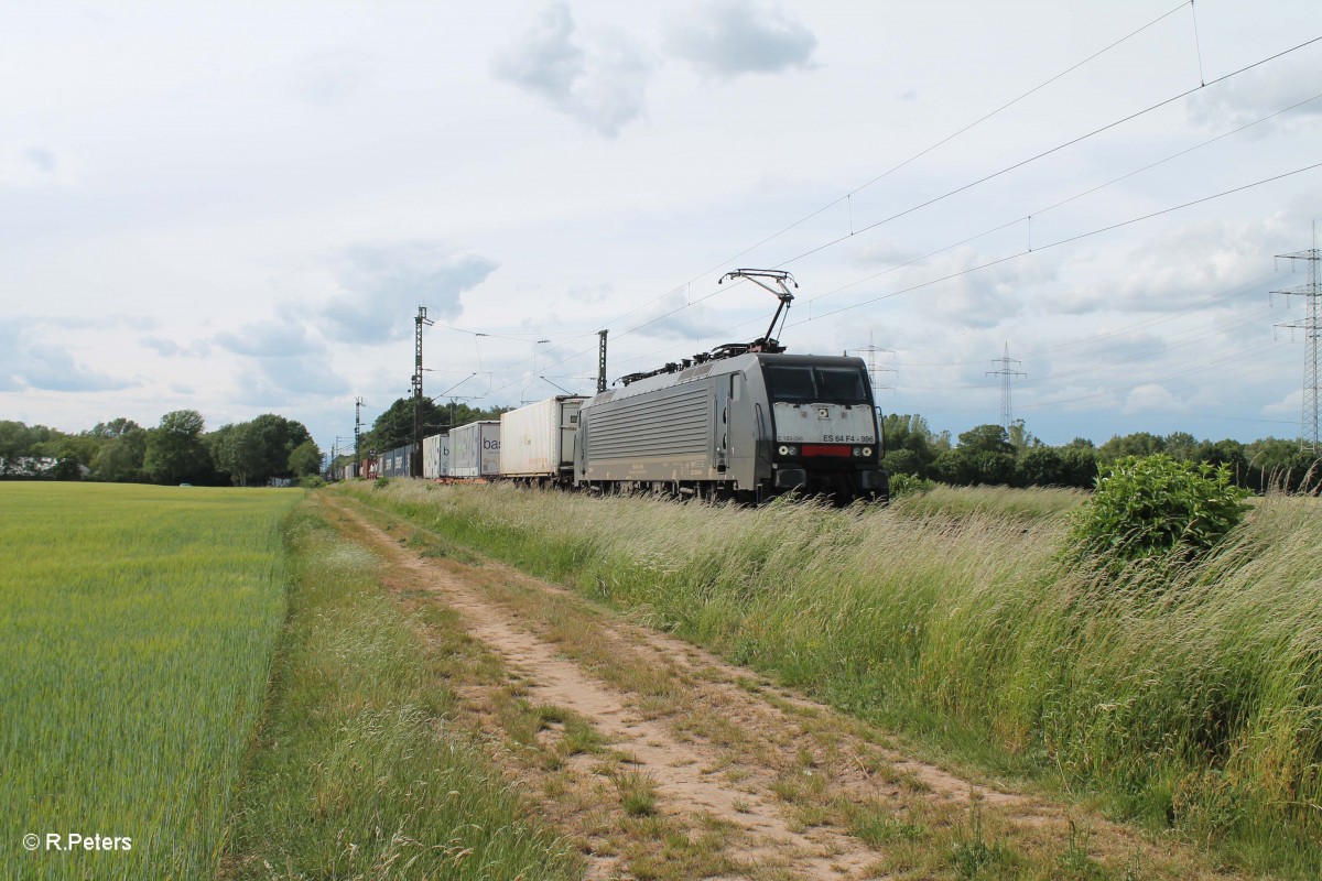 ES 64 F4 996 zieht einen Sattelauflieger durch die Stromkreistrennstelle Bischofsheim. 30.05.15