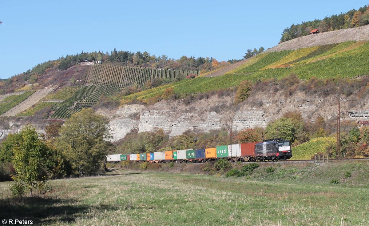 ES 64 F4 997  Wir bringen die Kraft von 8.500 Pfernden auf die Schiene  zieht den DGS 59907 Hamburg Waltershof Dragenau - München Laim Rbf Containerzug bei Himmelstadt 13.10.18