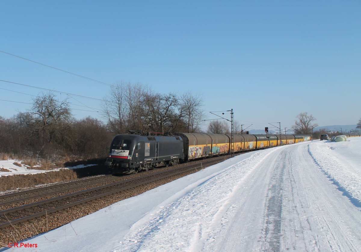 ES 64 U2 - 022 zieht bei Pölling einen ARS Altmann Autotransportzug BMW aus Regensburg. 26.01.17