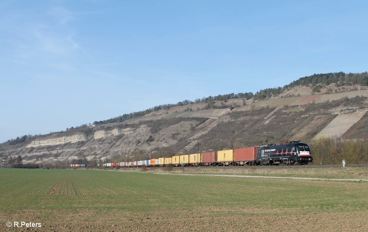 ES 64 U2 070  We Love to Coennect  zieht ein Containerzug bei Thüngersheim. 16.03.17