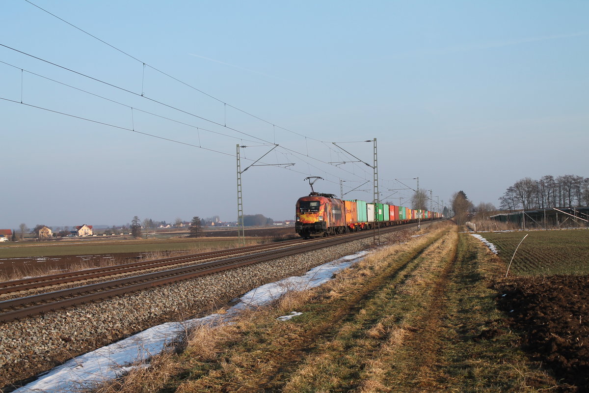 ES 64 U2 072 zieht einen Containerzug via Linz - Passau - Regensburg gen Norden bei Moosham. 11.02.17