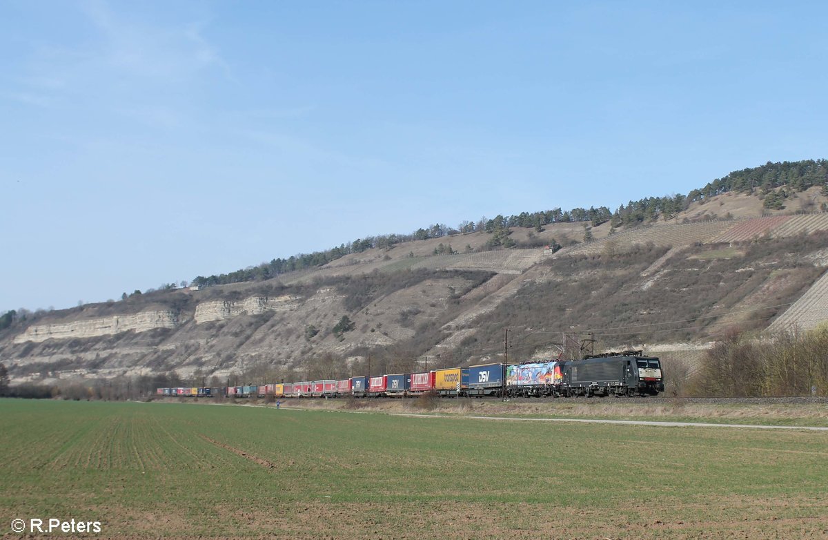 ES64 F4-038 MRCE/TX Logistik und 193 640MRCE/TX Logistik Connected Bytes Rail mit einem KLV Zug bei Thüngersheim gen Süden. 16.03.17