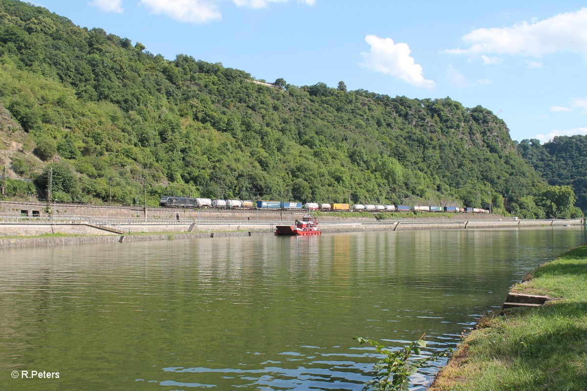 ES64 F4 - 102 verlässt den Loreley Tunnel mit einem Wechselpritschenzug und erreicht gleich St. Goarshausen. 16.07.14