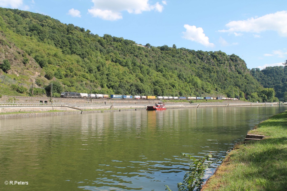 ES64 F4 - 102 verlässt den Loreley Tunnel mit einem Wechselpritschenzug und erreicht gleich St. Goarshausen. 16.07.14