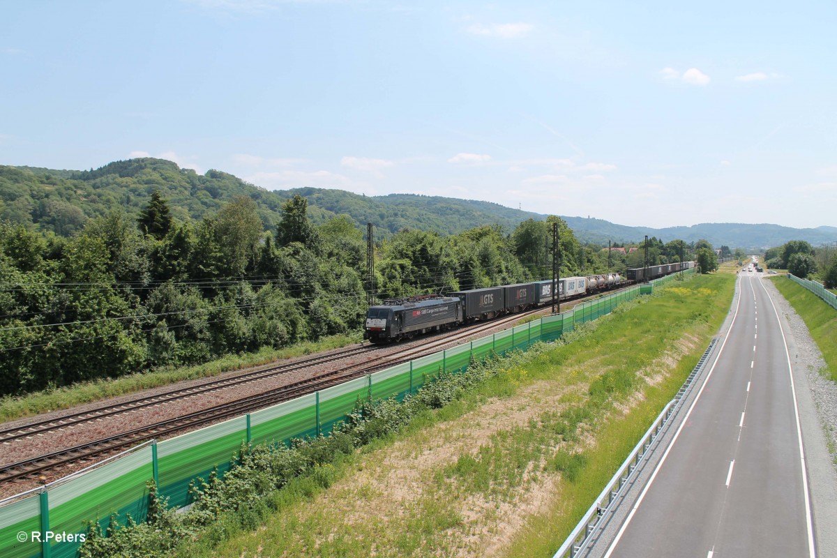 ES64 F4 102 zieht bei Hemsbach einen Wechselpritschen / KLV in Richtung Norden. 28.05.15