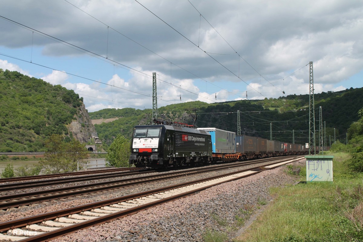 ES64 F4 107 mit einem Sattelauflieger/Containerzug beim Loreley Betriebsbahnhof. 06.05.15