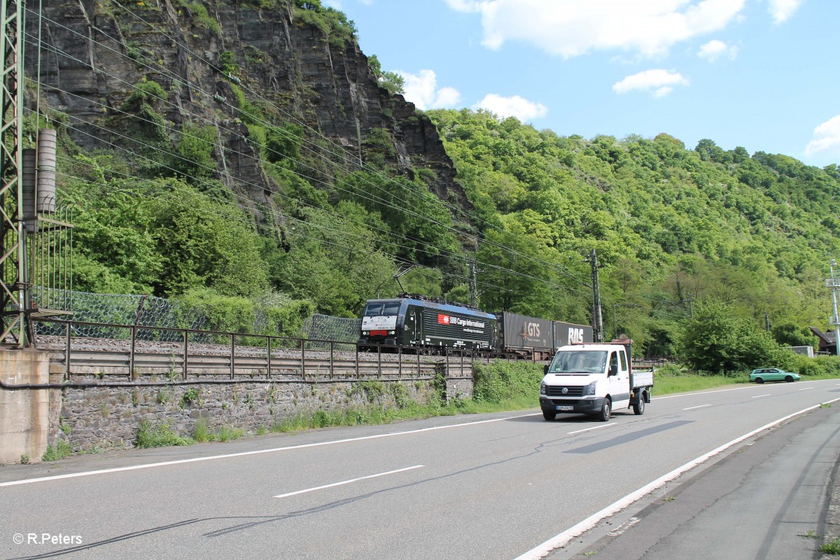 ES64 F4 107 mit einem Containerzug kurz vor der Loreley. 07.05.15