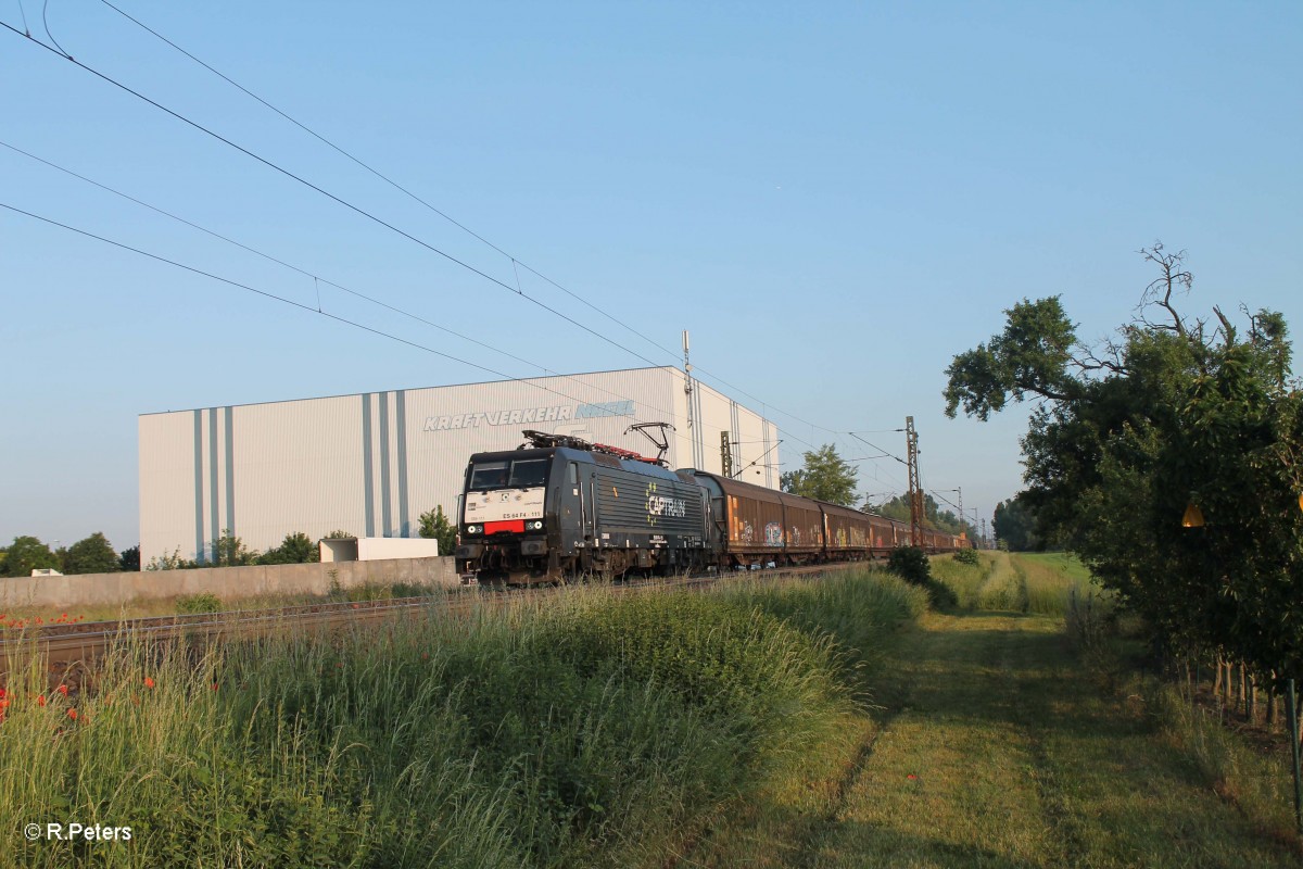 ES64 F4 111 zieht kurz vor Groß-Gerau einen gedeckten Güterzug. 20.05.15