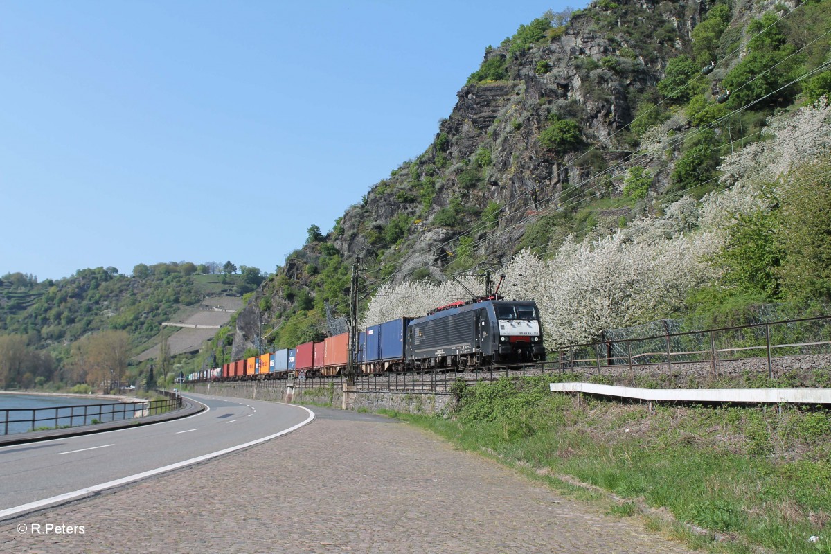 ES64 F4 113 mit einem Containerzug kurz hinter der Loreley. 22.04.15