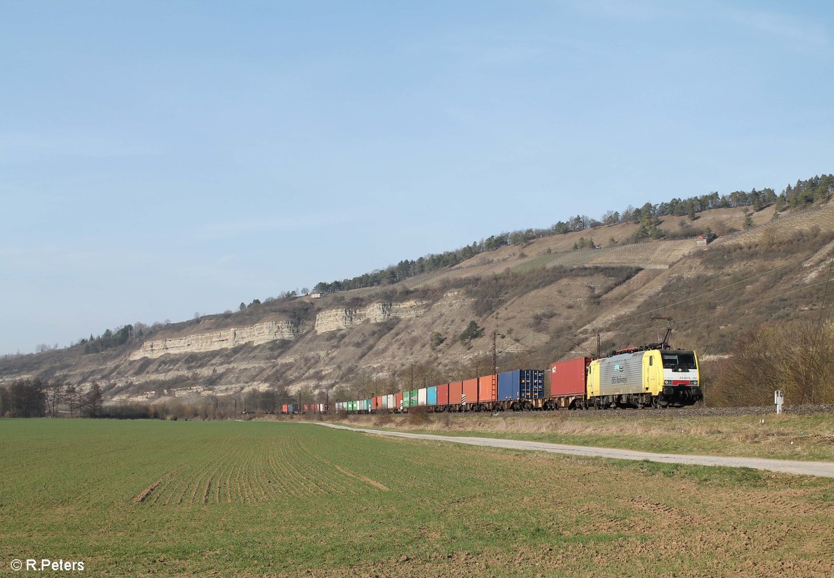 ES64 F4 202 zieht ein Containerzug nach Süden bei Thüngersheim. 16.03.17