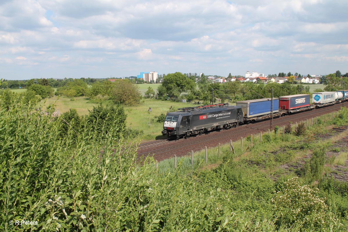 ES64 F4 282 verlässt Groß-Gerau mit einem Wechselpritschenzug in Richtung Mainz. 20.05.15