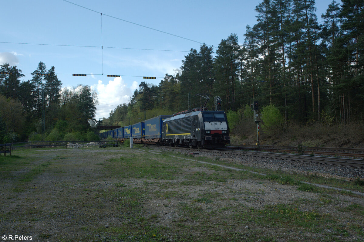 ES64 F4 283 alias E189 283 zieht mit einem LKW-Walter durch Ochenbruck. 18.04.24