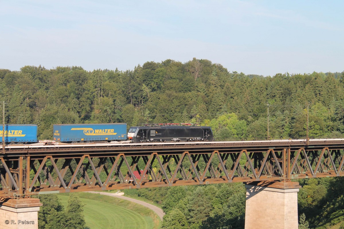 ES64 F4 - 284 überquert das Viadukt bei Beratzhausen mit einem LKW-Walter Sattelaufliegerzug. 23.07.14