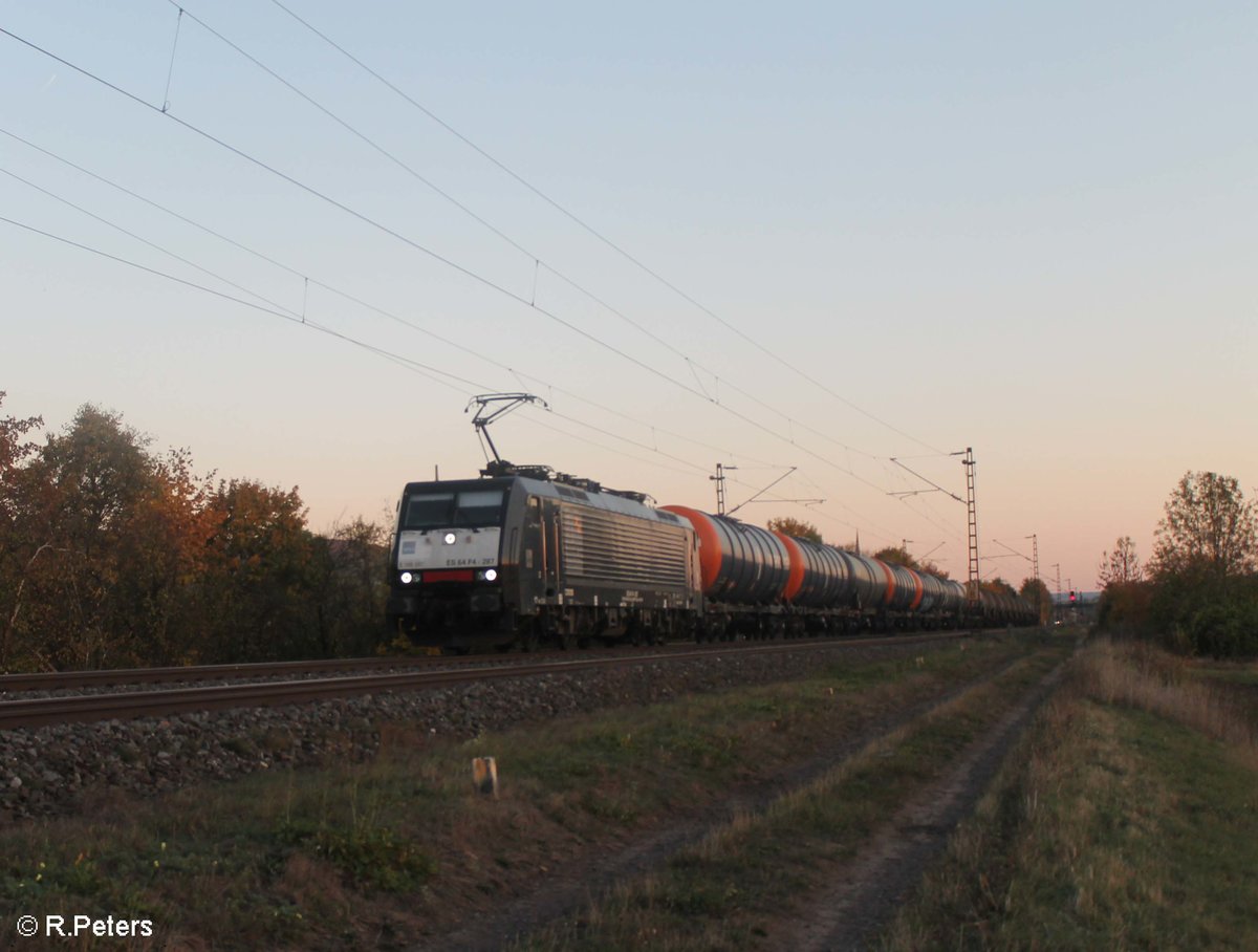 ES64 F4 287 zieht ein Kesselzug bei Thüngersheim . 13.10.18