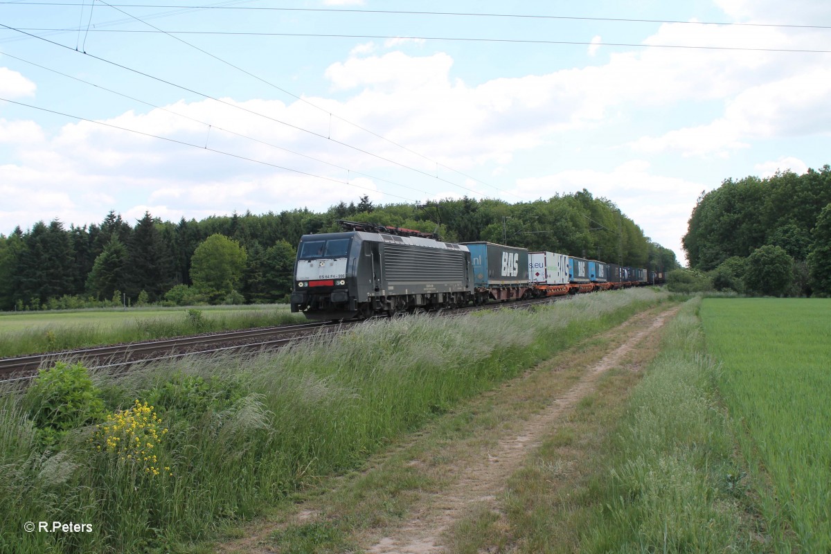 ES64 F4 996 mit einem Wechselpritschenzug bei der Stromkreistrennstelle Bischofsheim. 20.05.15