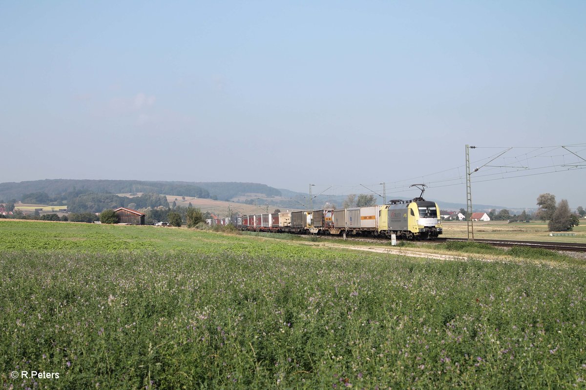 ES64 U2- 011 zieht ein KLV-Zug nach Süden kurz vor Treuchtlingen bei Wettelsheim. 24.09.16