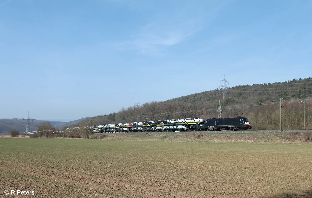 ES64 U2 026 zieht ein VW-Autozug bei Harbach durchs Maintal. 16.03.17