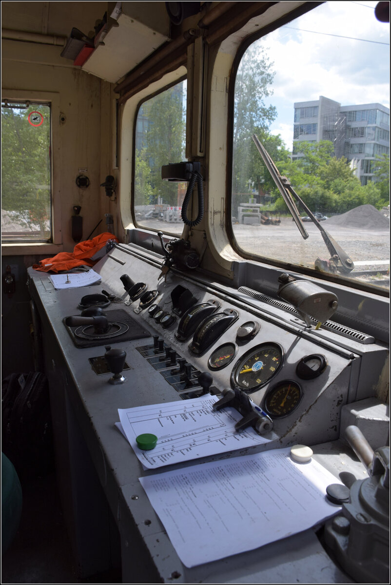 ET 65, der wiederbelebte Rote Heuler.

465 005 in Stuttgart-Vaihingen. Der F�hrerstand des musealen Fahrzeugs. Juni 2026.