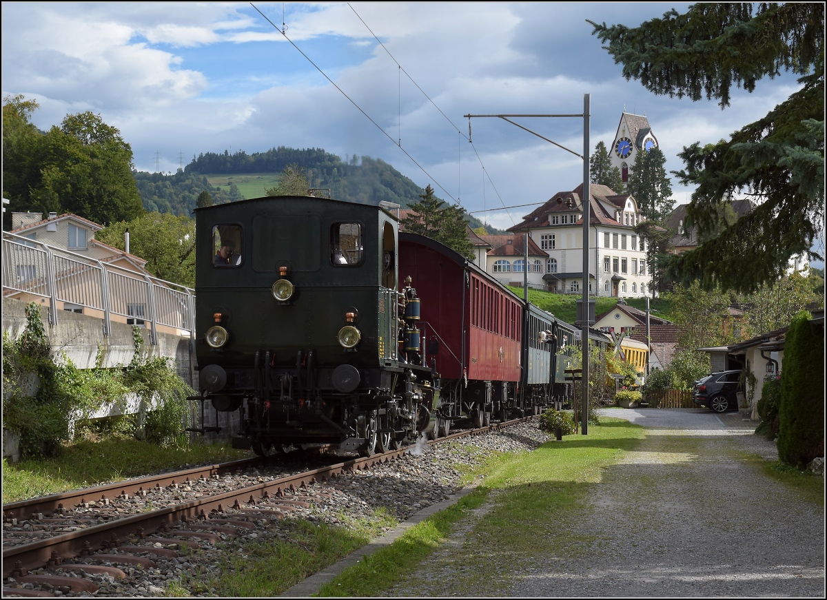 Fahrtag DVZO mit 120-jähriger Lady.

Ed 3/3 401 'Bauma' in Hinwil. Oktober 2021.